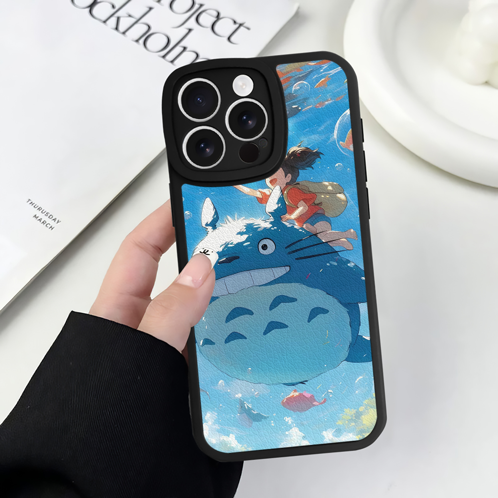 （画像用） となりのトトロ 草壁メイ 草壁サツキ My Neighbor Totoro Satsuki Kusakabe Mei Kusakabe 【iPhone 16シリーズ対応】シリコンスマホケース（レザー調） 材質：シリコン